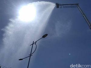 Penyebab Gudang Kayu Terbakar di Surabaya Masih Diselidiki