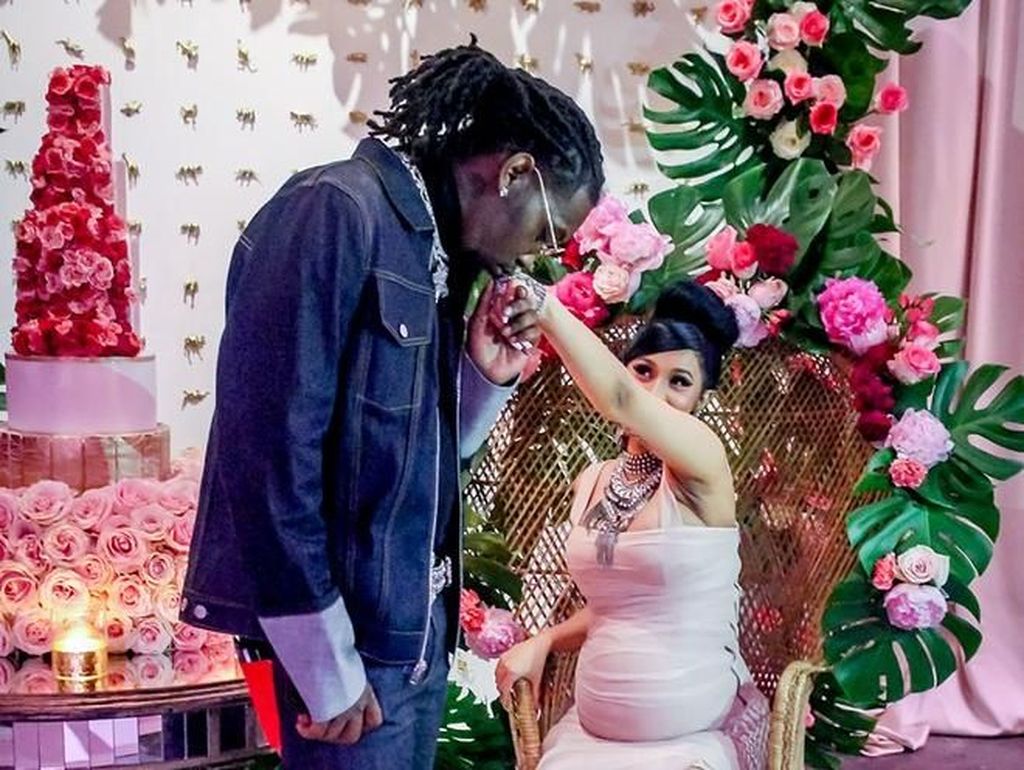 Ajak Balikan Cardi B, Offset Beri Sepatu Hingga Tas Ratusan Juta Rupiah Ajak Balikan Cardi B, Offset Beri Sepatu Hingga Tas Ratusan Juta Rupiah