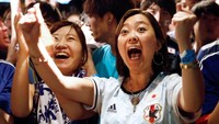 Warga Jepang merayakan kelolosan usai menggelar nobar di Tokyo. Reuters/Kim Kyung-Hoon.
