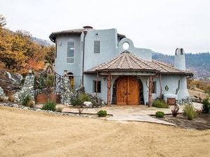 Rumah Ini Kelihatannya Biasa Saja, Kok Harganya Bisa Rp 100 M?