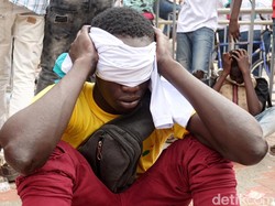 Mereka bersedih setelah langkah Senegal terhenti di babak penyisiha. Tersingkirnya Senegal memastikan untuk pertama kalinya Afrika tak memiliki wakil di babak 16 besar sejak 1982. Reuters/Mikal McAllister.