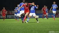Dalam pertandingan di Stadion PTIK, Sabtu (30/6/2018), Persija tak dihadiri suporter. Dalam laga itu, boleh dibilang Persija kalah dalam penguasaan bola.