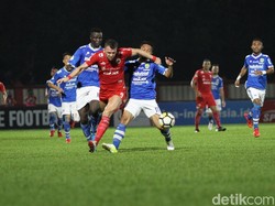 Dalam pertandingan di Stadion PTIK, Sabtu (30/6/2018), Persija tak dihadiri suporter. Dalam laga itu, boleh dibilang Persija kalah dalam penguasaan bola.
