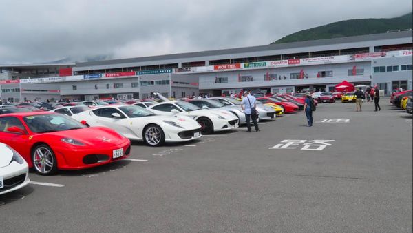 Saat Ratusan Ferrari Kumpul di Kaki Gunung Fuji