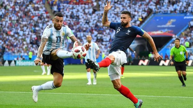Olivier Giroud tetap dipertahankan oleh Didier Deschamps sebagai ujung tombak Prancis.