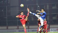 Persija sempat tertekan di akhir pertandingan. Tapi, pertahanan mereka cukup rapat dan tak membiarkan Persib membobolnya.