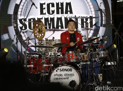 Aksi Singkat Echa Soemantri Main Drum