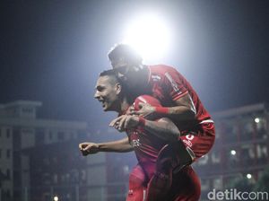 Gol Salto Jaimerson Menangkan Persija atas Persib Gol Salto Jaimerson Menangkan Persija atas Persib