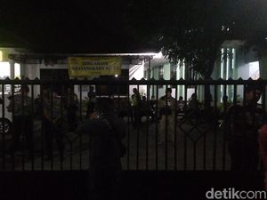 Minta Coblos Ulang, Massa Geruduk 5 Kantor Panwascam di Cirebon