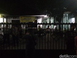 Minta Coblos Ulang, Massa Geruduk 5 Kantor Panwascam di Cirebon