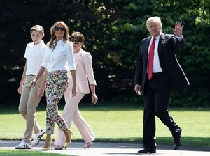 Foto: Intip Gaya Liburan Melania Trump yang Tetap Elegan