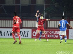 Persija mengandalkan serangan balik di babak pertama. Strategi itu membuahkan hasil di menit ke-16 dengan Jaimerson Da Silva berhasil menjebol gawang Persib.