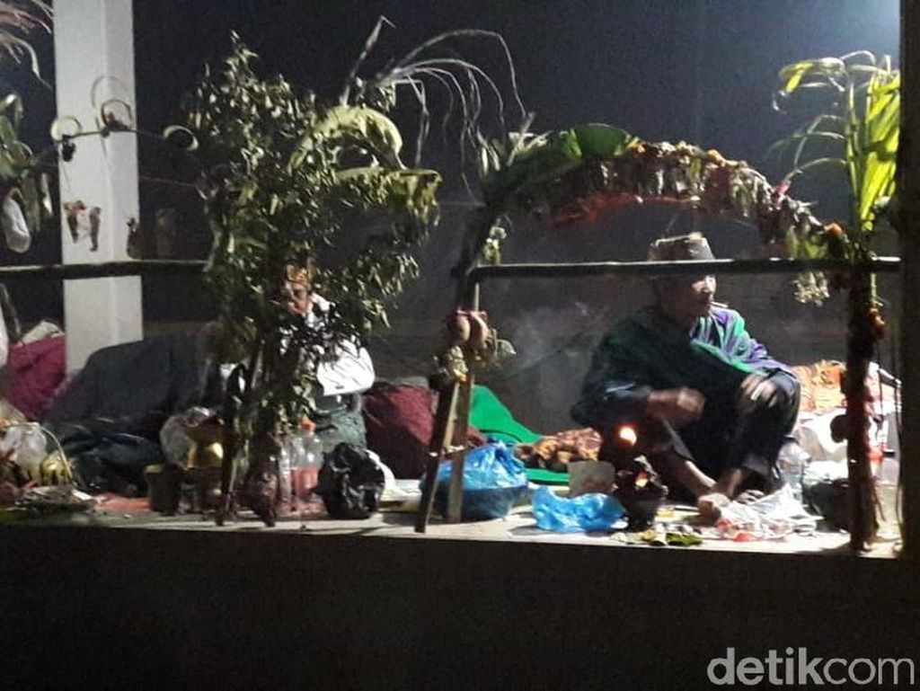 Ini Ritual Perayaan Kasada Suku Tengger di Bromo Hingga Lempar Sesaji Ini Ritual Perayaan Kasada Suku Tengger di Bromo Hingga Lempar Sesaji