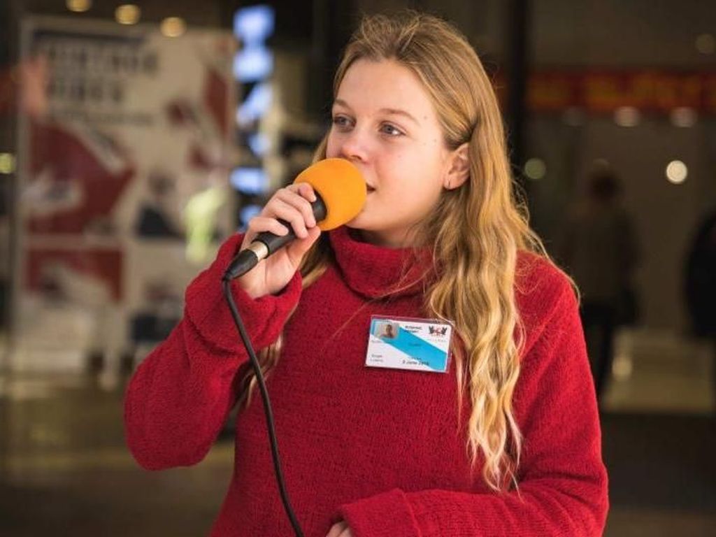 Idap Skoliosis, Remaja Ini Hadapi Penyakitnya dengan Bernyanyi