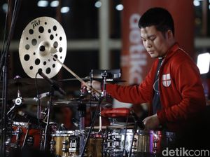 Aksi Keren Drum Cover Medley Echa Soemantri di Kumpul ID