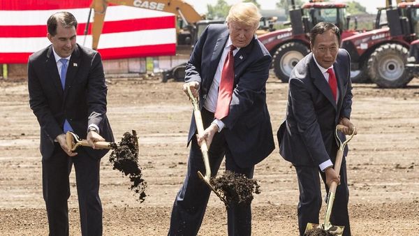 Aksi Presiden Trump Sekop Tanah di Peresmian Pabrik Foxconn