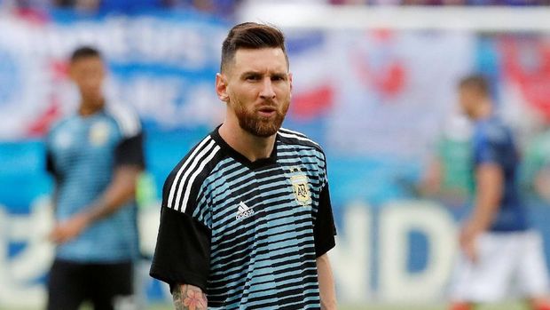 Lionel Messi saat pemanasan sebelum laga melawan Prancis. (