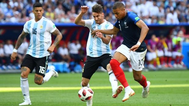 Pelanggaran yang dilakukan Nicolas Tagliafico terhadap Kylian Mbappe. (
