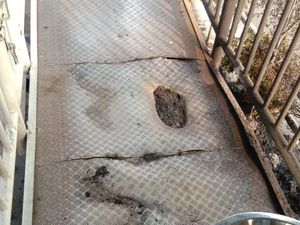 Halte TransJakarta Semanggi Rusak Gara-gara Puntung Rokok