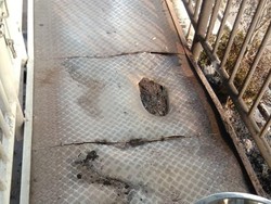 Halte TransJakarta Semanggi Rusak Gara-gara Puntung Rokok