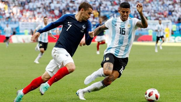 Antoine Griezmann kerap merepotkan pertahanan Argentina. (