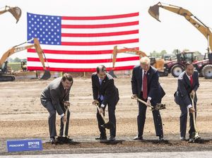 Presiden Trump Resmikan Pembangunan Pabrik Foxconn di AS