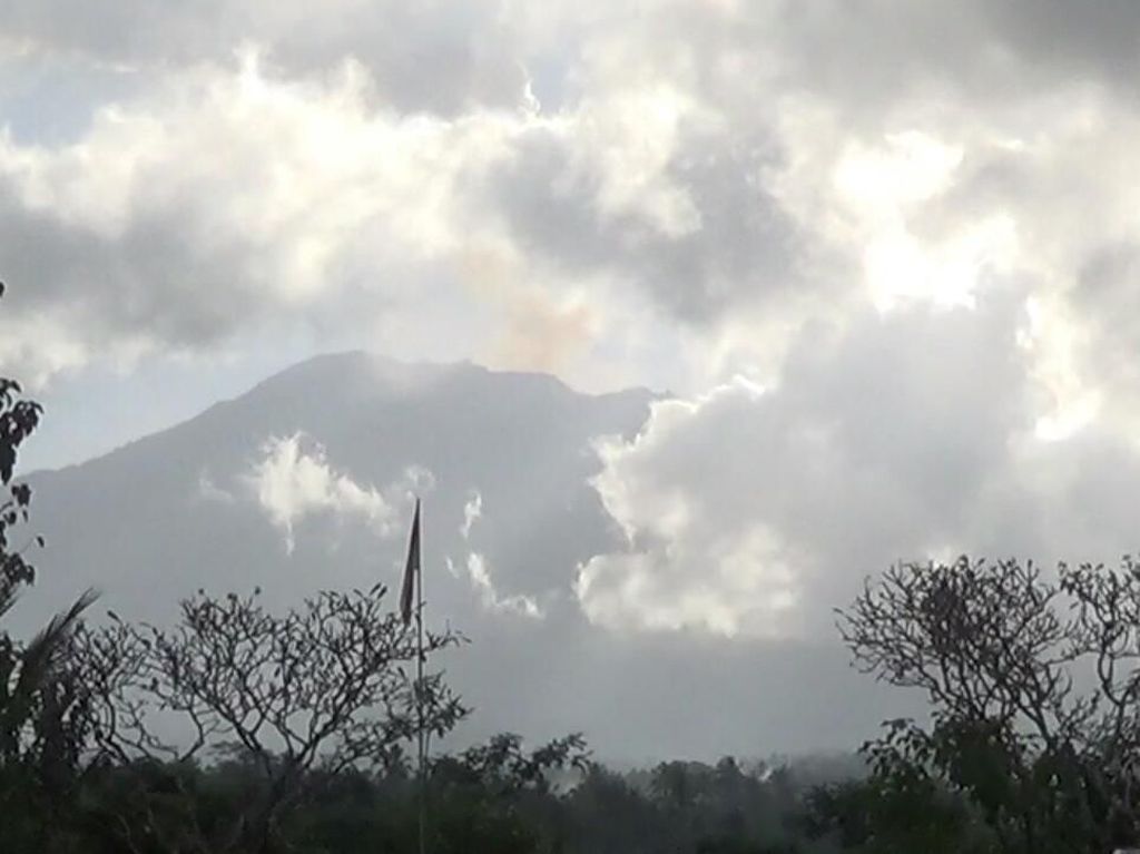 PVMBG: 7 Kali Embusan dan Gempa Vulkanik Terjadi di Gunung Agung