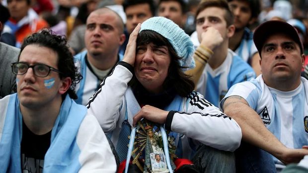 Fan timnas Argentina menangis usai jagoannya disingkirkan Prancis.