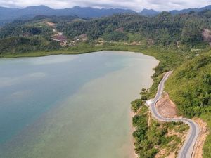 Mulus Nian Jalan ke Lokasi Wisata Raja Ampatnya Sumatera