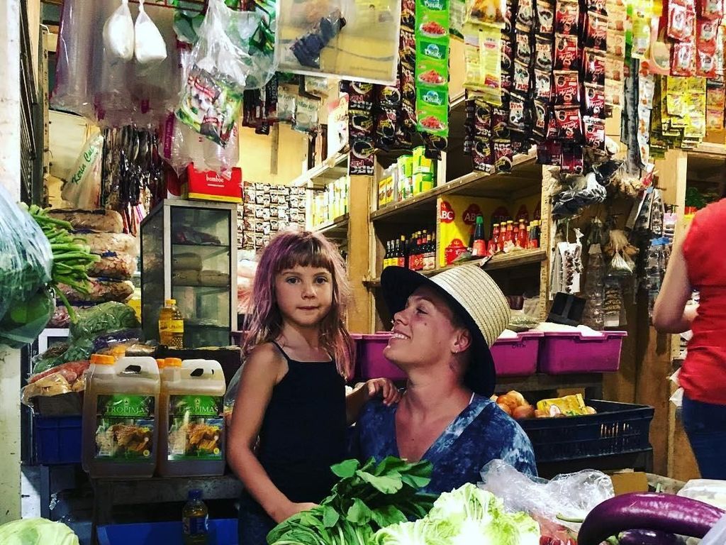 Pose di Pasar Tradisional, Penyanyi Pink Kebanjiran Komentar Netizen Indonesia Pose di Pasar Tradisional, Penyanyi Pink Kebanjiran Komentar Netizen Indonesia