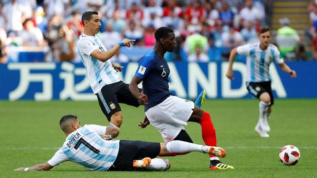 Angel Di Maria melepaskan umpan silan yang sia-sia. (