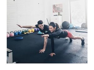 Duh Mesranya, Begini Potret Robert Lewandowski Olahraga Bareng Istri