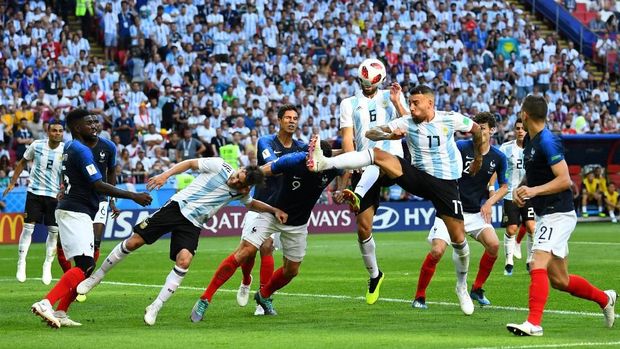 Timnas Argentina berusaha tampil menekan pertahanan Prancis. (