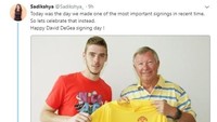 Fellaini perpanjang kontrak di hari yang sama saat David De Gea pertama kali resmi jadi milik MU. Mulanya momen yang menyenangkan untuk mengenang pertama kali De Gea diperkenalkan, tapi Fellaini merusaknya. (Foto: Twitter)