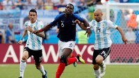 Paul Pogba menjadi penggerak lini tengah Prancis. Pemain Manchester United itu menjadi penyeimbang lini tengah juga sering melepaskan umpan kunci akurat. (Foto: Carlos Garcia Rawlins/Reuters)