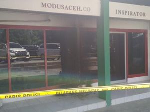 Kantor Tabloid Modus Aceh Dilempar Bom Molotov
