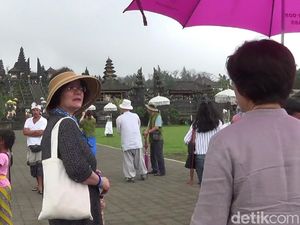 Dampak Hujan Abu Gunung Agung, Wisatawan di Pura Besakih Menurun