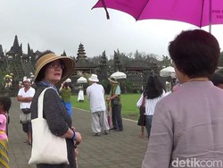 Dampak Hujan Abu Gunung Agung, Wisatawan di Pura Besakih Menurun