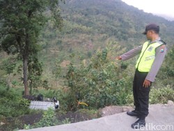 Truk Muat Pasir Terjun ke Jurang Sedalam 30 Meter, Sopir Selamat