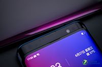 Kamera depan Oppo Find X yang mencuat keluar.