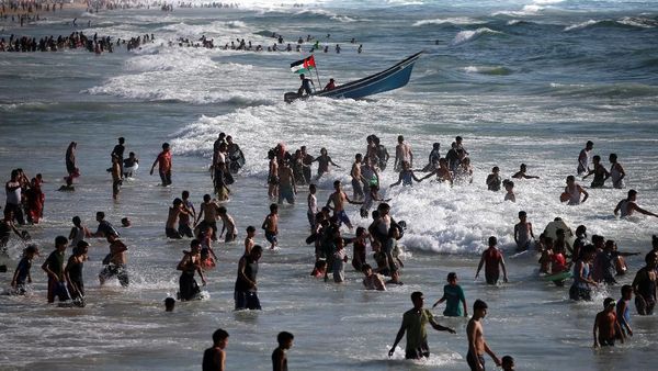 Wajah Damai Jalur Gaza: Warga Liburan Bawa Kuda ke Pantai