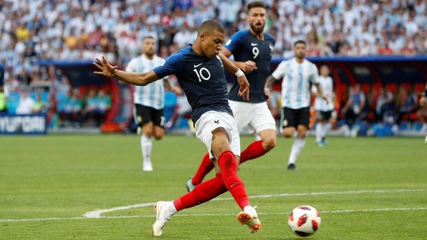 Kylian Mbappe menyelesaikan umpan Olivier Giroud untuk mencetak gol keempat Prancis ke gawang Argentina.