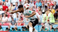 Empat menit waktu injury time, Argentina kehabisan waktu. Namun, Argentina akhirnya bisa mencetak gol tambahan untuk menipiskan jarak menjadi 3-4. Pemain pengganti Sergio Aguero menanduk bola hasil umpan silang Messi, yang menjebol gawang Prancis. Foto: REUTERS/Carlos GArcia Rawlins.