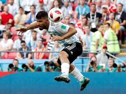 Empat menit waktu injury time, Argentina kehabisan waktu. Namun, Argentina akhirnya bisa mencetak gol tambahan untuk menipiskan jarak menjadi 3-4. Pemain pengganti Sergio Aguero menanduk bola hasil umpan silang Messi, yang menjebol gawang Prancis. Foto: REUTERS/Carlos GArcia Rawlins.