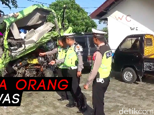 Video: Ngeri! Truk Melaju Kencang Tabrak 4 Motor, 2 Orang Tewas