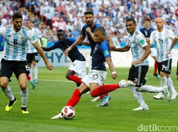 Prancis kembali di depan setelah Mbappe mencetak gol ketiga untuk mengubah skor menjadi 3-2 di menit ke-64. Aksi individu Mbappe menusuk sisi kiri kotak penalti, yang diakhiri dengan tembakan mendatar.  Foto: REUTERS/ Michael Dalder. 