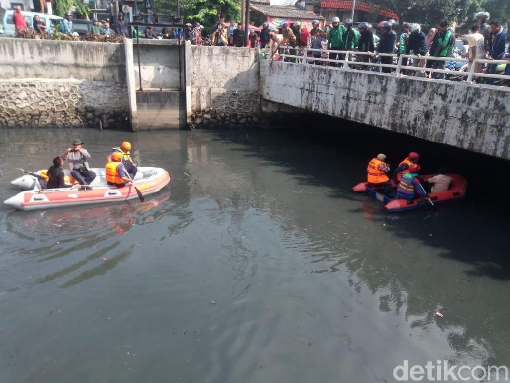 Buaya Kali Grogol Diduga Stres dan Ngumpet di Lumpur Buaya Kali Grogol Diduga Stres dan Ngumpet di Lumpur