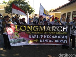 6 Bulan Gaji Tak Cair, Guru Honorer di Jepara Aksi Long March