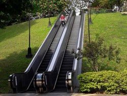 Ada Eskalator Tapi di Tengah Taman!