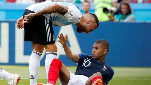 Kylian Mbappe tak sungkan menghadapi pemain-pemain yang lebih senior.